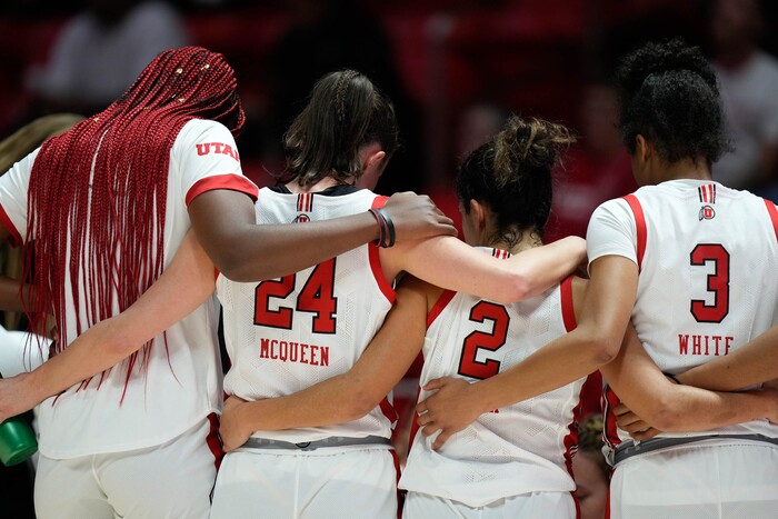 (Francisco Kjolseth | The Salt Lake Tribune) The Utah bench comes together around their coach as the University of Utah hosts the Oklahoma Sooners in women’s NCAA basketball in Salt Lake City on Wednesday, Nov. 16, 2022.