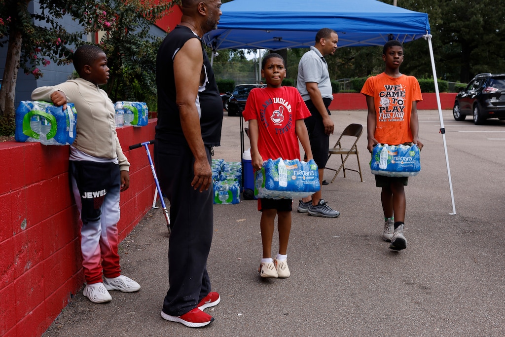 (Edmund D. Fountain | The New York Times)
From left, Kris Granger, Victor Evans, Tyisin Peoples, Terun Moore, and Joshua Freeman distribute water to local residents at the Sykes Park Community Center in Jackson, Miss. on Aug. 30, 2022. More than 150,000 people in Mississippi’s capital were without access to safe drinking water on Tuesday, as officials confronted what they described as the “massively complicated task” of distributing bottled water and devising a plan to restore service.