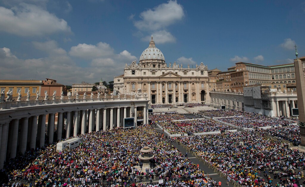(Andrew Medichini  | AP file foto) This Wednesday, June 5, 2013, file photo shows a general view of the crowd in St. Peter's Square during Pope Francis general audience, at the Vatican.