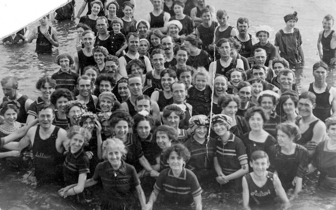 (Utah State Historical Society) A crowd poses for a photo at Saltair I.