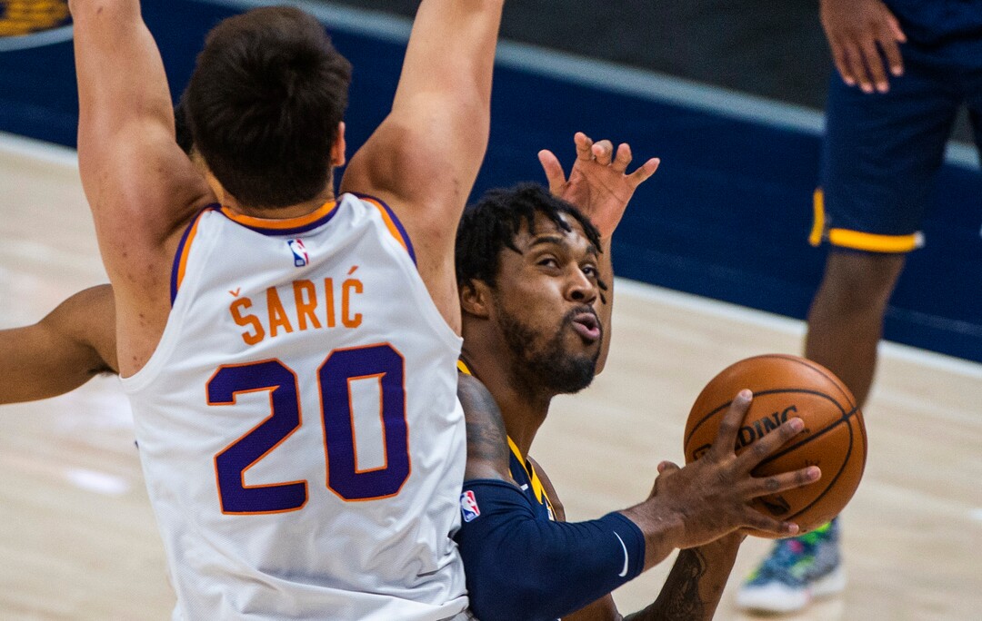 (Rick Egan | The Salt Lake Tribune) Utah Jazz center Derrick Favors (15) looks for a shot, as Phoenix Suns forward Dario Saric (20) defends, in NBA action between the Utah Jazz and the Phoenix Suns, on Thursday, Dec. 31, 2020.