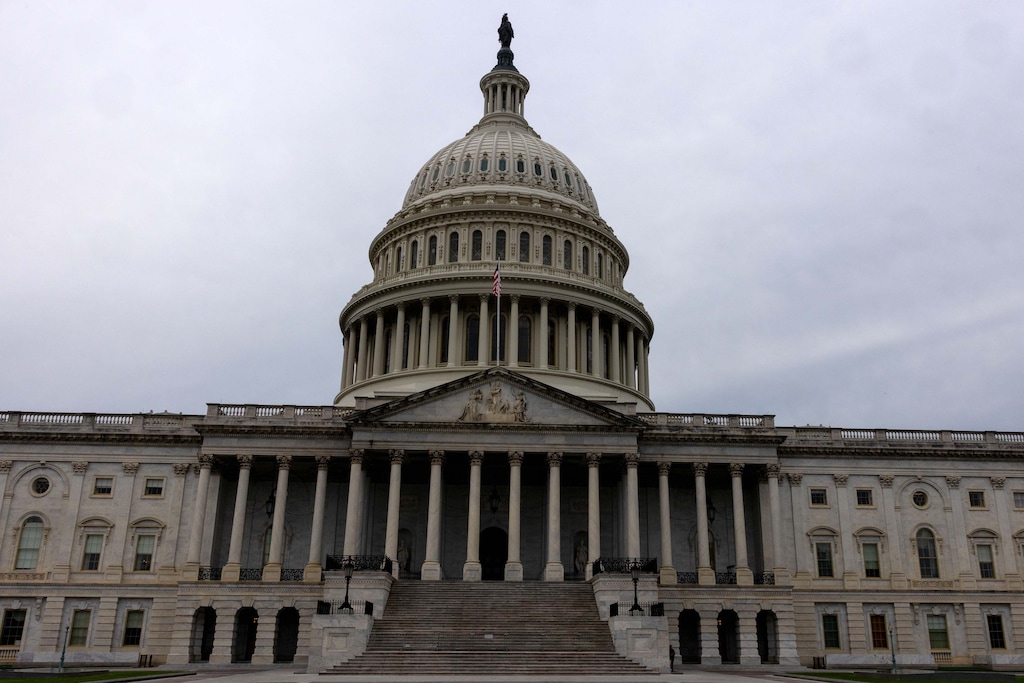 (Alex Kent | The New York Times) Se observa el exterior del Capitolio mientras las cámaras de la Cámara de Representantes permanecen cerradas, pese a la posibilidad de un cierre del gobierno, la noche del martes 29 de septiembre de 2025, en Washington D. C.