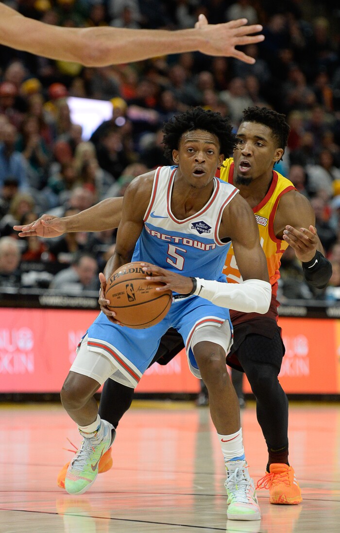 (Francisco Kjolseth  |  The Salt Lake Tribune)  Sacramento Kings guard De'Aaron Fox (5) gets pressured by Utah Jazz guard Donovan Mitchell (45) during the second half of the NBA game at Vivint Smart Home Arena Wed., Nov. 21, 2018, in Salt Lake City.