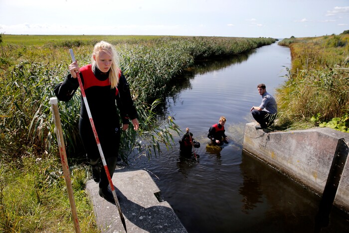 Police and other authorities search a waterway for body remains related to the ongoing Kim Wall murder investigation at the west coast of Amager close to Copenhagen, Denmark, Wednesday, Aug. 23, 2017.  The investigation continues after the headless torso identified as that of missing Swedish journalist Kim Wall, was found on a beach off Copenhagen. (Jens Dresling/Ritzau via AP)