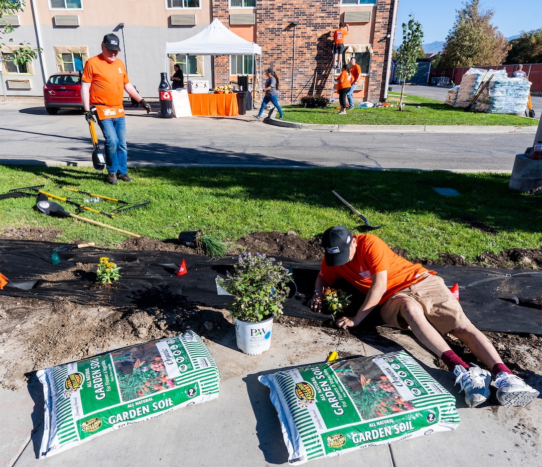 (Rick Egan | The Salt Lake Tribune) More than 600 volunteers, led by Home Depot employees, help spruce up the Sunrise Metro and Freedom Landing apartments in Salt Lake City on Wednesday, Sept. 21, 2022.