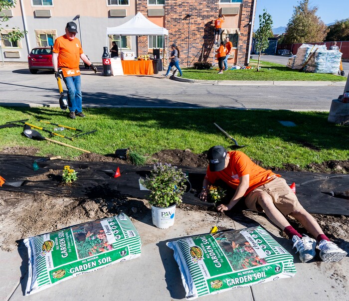 (Rick Egan | The Salt Lake Tribune) More than 600 volunteers, led by Home Depot employees, help spruce up the Sunrise Metro and Freedom Landing apartments in Salt Lake City on Wednesday, Sept. 21, 2022.