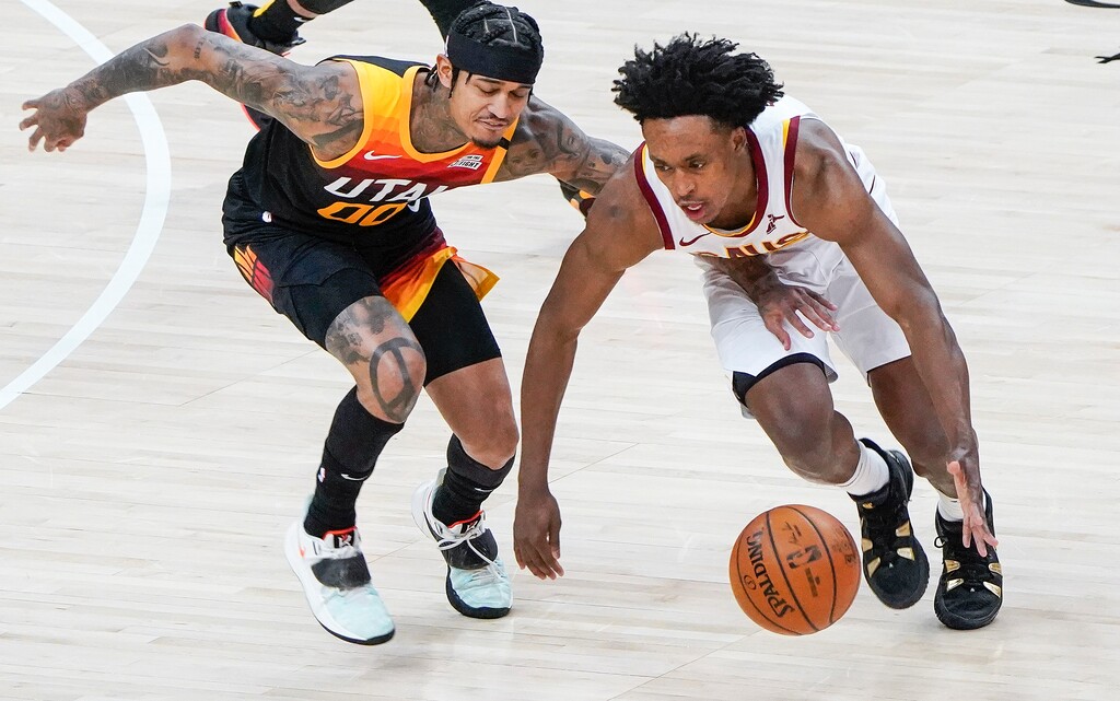 (Leah Hogsten | The Salt Lake Tribune)  Utah Jazz guard Jordan Clarkson (00) tries to beat Cleveland Cavaliers guard Quinn Cook (2) to the ball as the Utah Jazz host the Cleveland Cavaliers, Mar. 29, 2021 at Vivint Arena. 