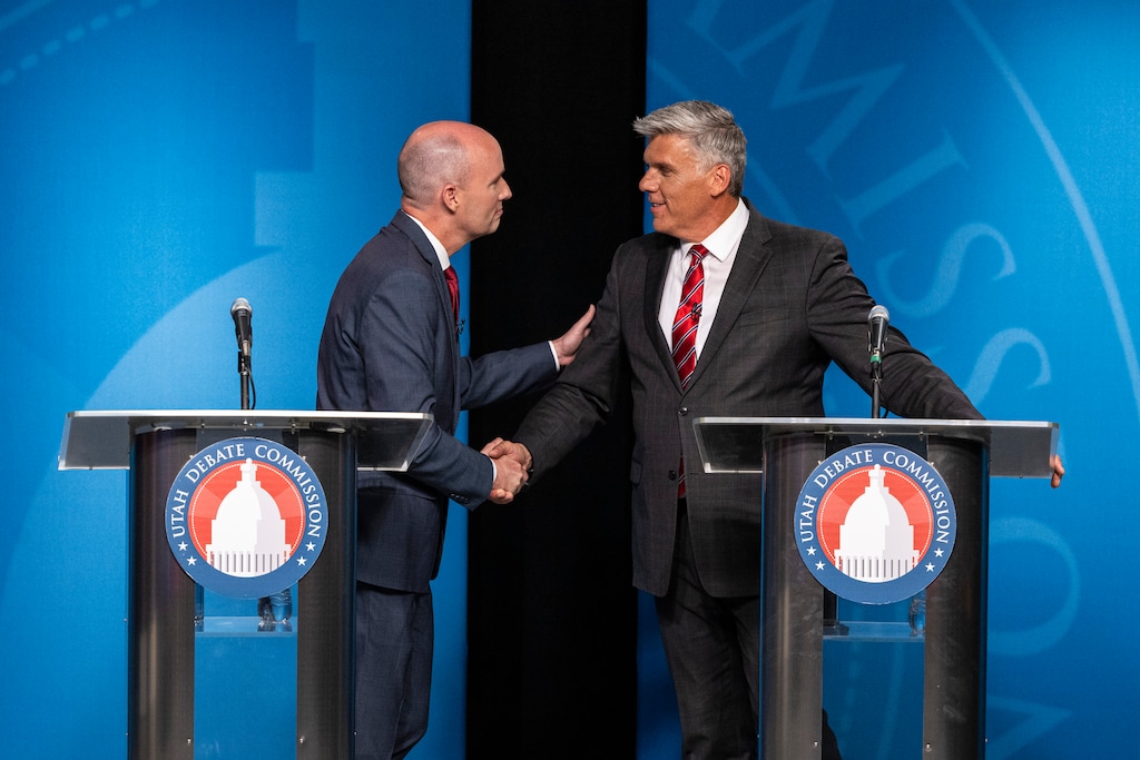 (Isaac Hale | Pool) El gobernador Spencer Cox, izquierda, le da la mano al representante Phil Lyman después de un debate primario republicano para gobernador celebrado en el Eccles Broadcast Center en Salt Lake City el martes 11 de junio de 2024.