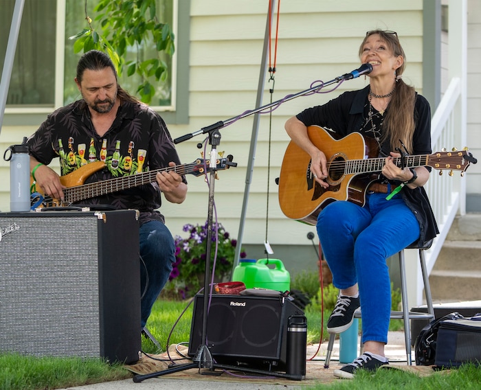 (Rick Egan | The Salt Lake Tribune)  Mathew Seabury and Anke Summerhill perform, at the Heart & Soul Music Stroll, in Sugar House, on Saturday, June 10, 2023.