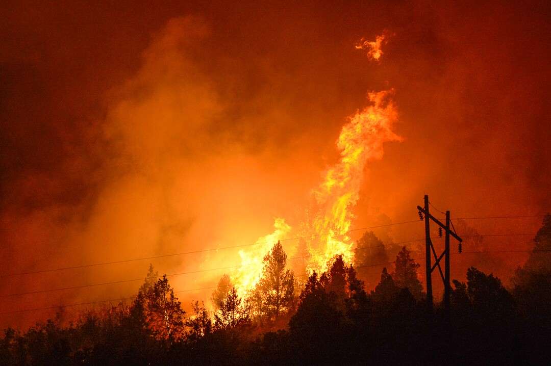 (Francisco Kjolseth  |  The Salt Lake Tribune)  The Coal Hollow Fire continues to grow as it burns along Highway 6 in Utah County on Thursday night Aug. 9, 2018.
