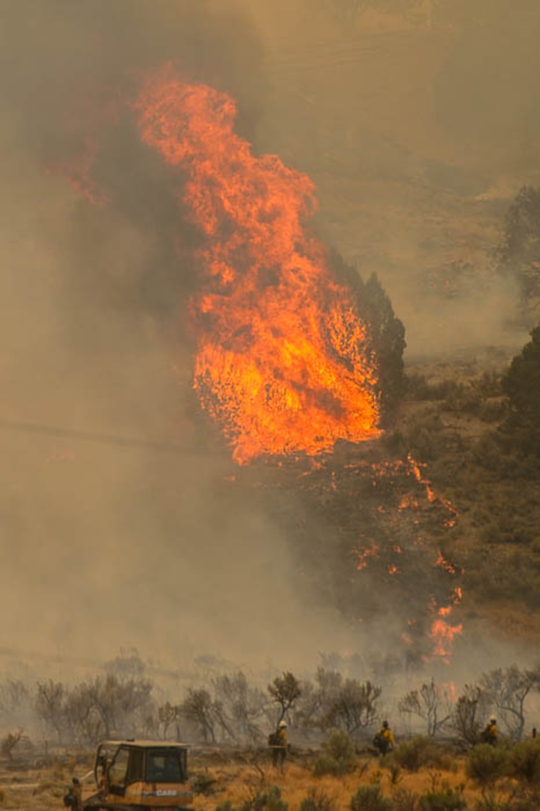 (Trent Nelson | The Salt Lake Tribune) The Coal Hollow Fire burns along Highway 6 in Utah County, Thursday Aug. 9, 2018.