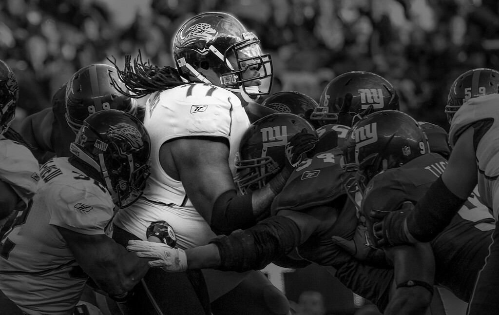(Suzy Allman for The New York Times) 

Former NFL offensive lineman Uche Nwaneri during a game against New York Giants at New Meadowlands Stadium in November 2010. Nwaneri died from a heart attack on Dec. 30, 2022; he was 38.