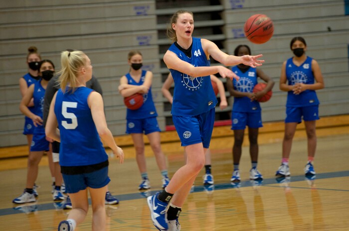 (Francisco Kjolseth  | The Salt Lake Tribune) Maggie Mendelson practices different plays with teammates during a practice on Wednesday Feb. 24, 2021. The Fremont girls basketball team is a top 15 program in the country, per MaxPreps, and is led by 3 highly recruited girls, including Mendelson.