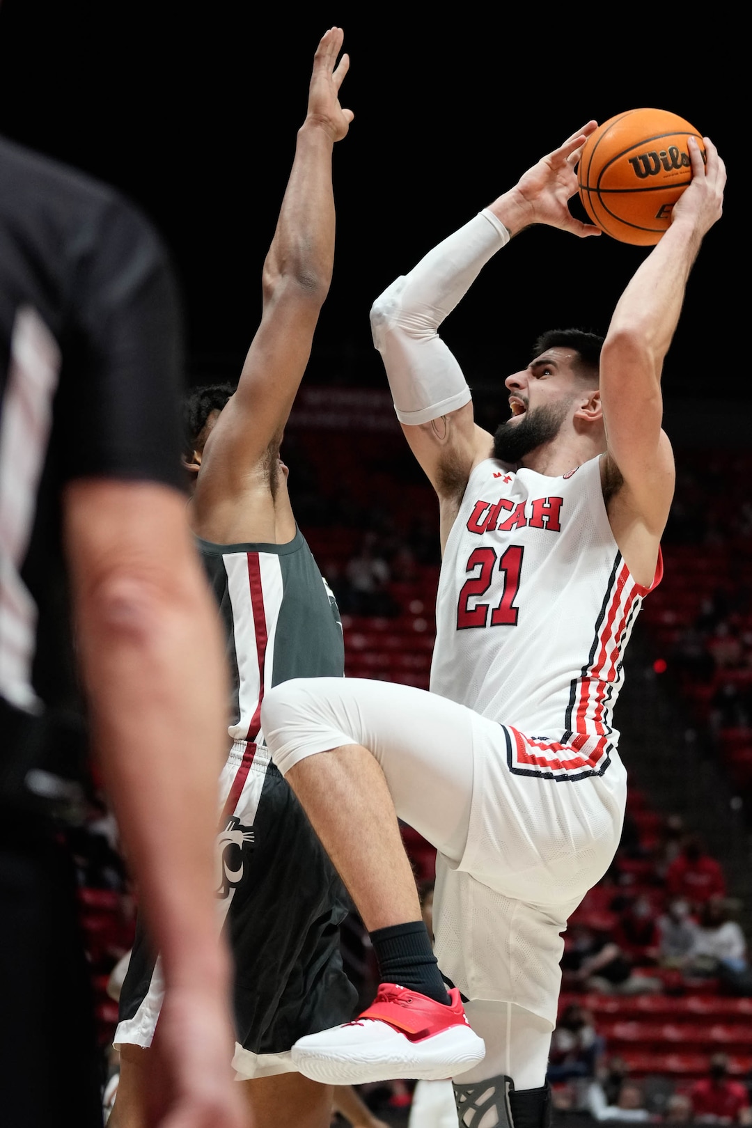 (Francisco Kjolseth | The Salt Lake Tribune) Utah Utes forward Dusan Mahorcic (21) is pressured by Washington State in game action during an NCAA college basketball game at the Jon M.Huntsman Center, on Saturday, Jan. 8, 2022. Utah lost 61-77.