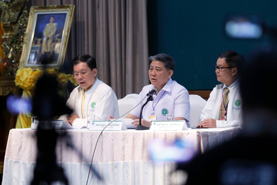 Jedsada Chokdumrongsuk, center, permanent secretary at the Public Health Ministry, speaks during a press conference at a hospital in Chiang Rai province, northern Thailand, Tuesday, July 10, 2018. Thai health official says rescued boys will be staying in hospital at least seven days. The Thai public health official said the eight boys rescued from a flooded cave in northern Thailand are in “high spirits” and have strong immune systems because they are soccer players. (AP Photo/Vincent Thian)