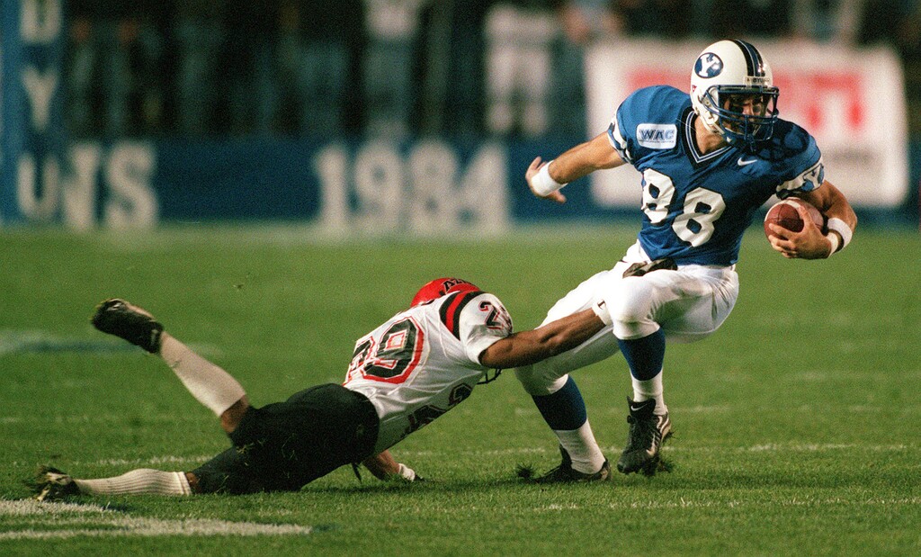 (Trent Nelson | Tribune file photo) BYU's Ben Horton (88) pulls away from San Diego State's Eric Lewis (29) for some extra yardage after a catch during a football game at Cougar Stadium in Provo, Thursday, Oct. 29, 1998.