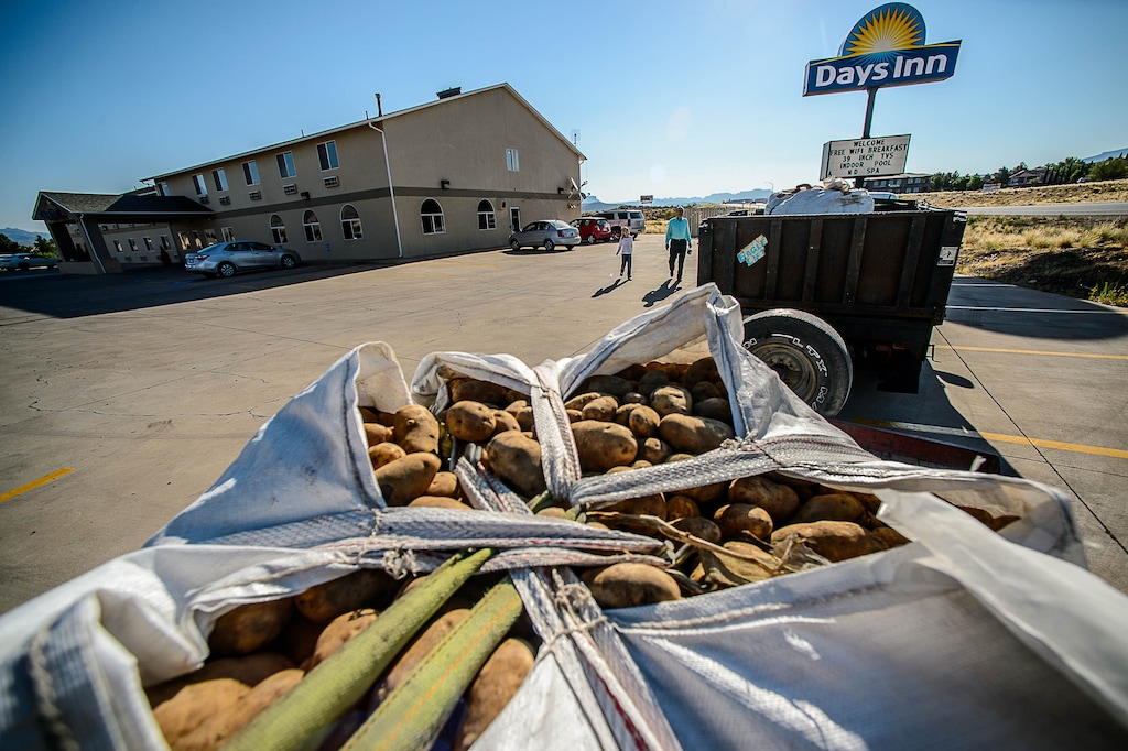 Trent Nelson | The Salt Lake Tribune
Gabriel Owen and his daughter Kathrynn walk to their truck in a Hurricane hotel parking lot before delivering three tons of potatoes to members of the FLDS polygamous sect in Colorado City, Ariz., Saturday July 15, 2017. Owen and the Davis County Cooperative Society have been offering service and donations to needy FLDS members who were evicted from UEP homes in Hildale and Colorado City, Ariz.