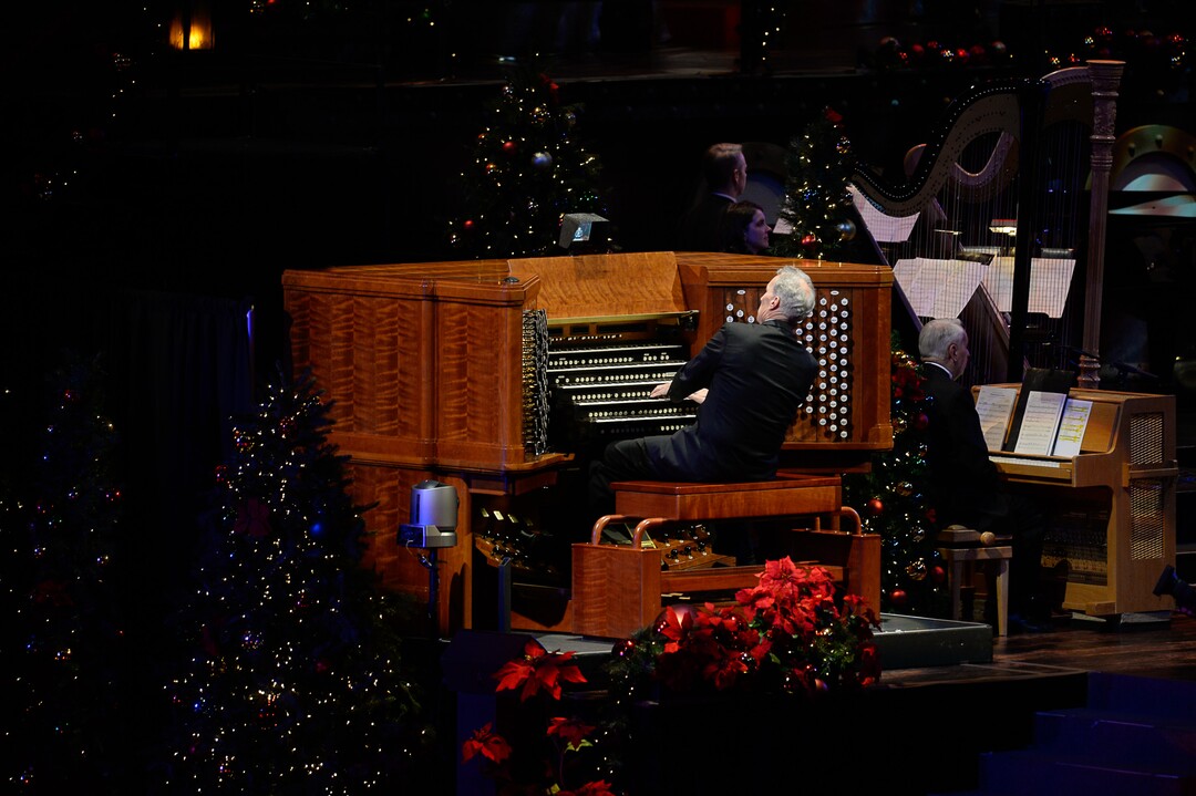 (Francisco Kjolseth  |  The Salt Lake Tribune)  The Mormon Tabernacle Choir Christmas extravaganza kicks off with Broadway star Sutton Foster and "Downton Abbey's" Hugh Bonneville at the Conference Center on Thursday, Dec. 14, 2017.