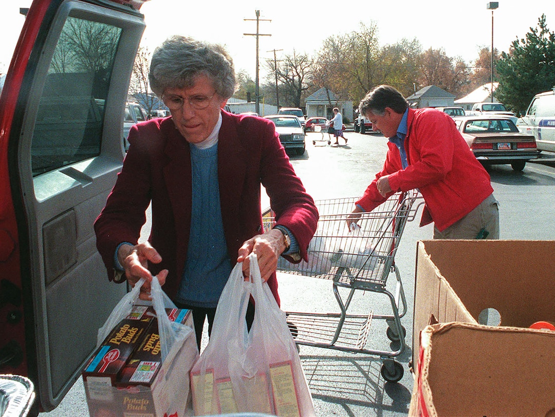 (Ryan Galbraith | The Salt Lake Tribune) Pamela Atkinson loads groceries for preparing Thanksgiving meals to the homeless in 1999.