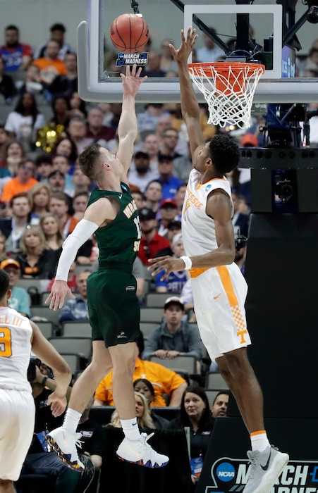 Wright State guard Grant Benzinger, left, goes up for a shot as Tennessee forward Kyle Alexander (11) defends in the first half of the first round of the NCAA men's college basketball tournament in Dallas, Thursday, March 15, 2018. (AP Photo/Tony Gutierrez)