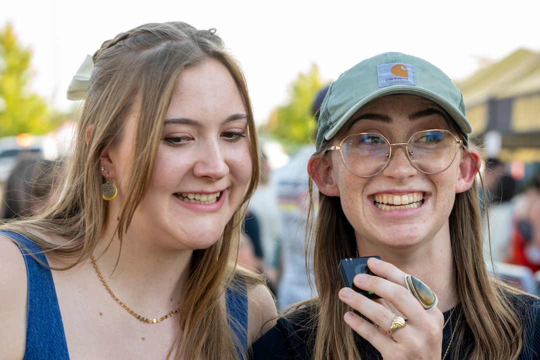(Rick Egan | The Salt Lake Tribune) Meg and Leah Szmanskiy merchandise before the Noah Kahn concert onTuesday, Aug. 25, 2026.