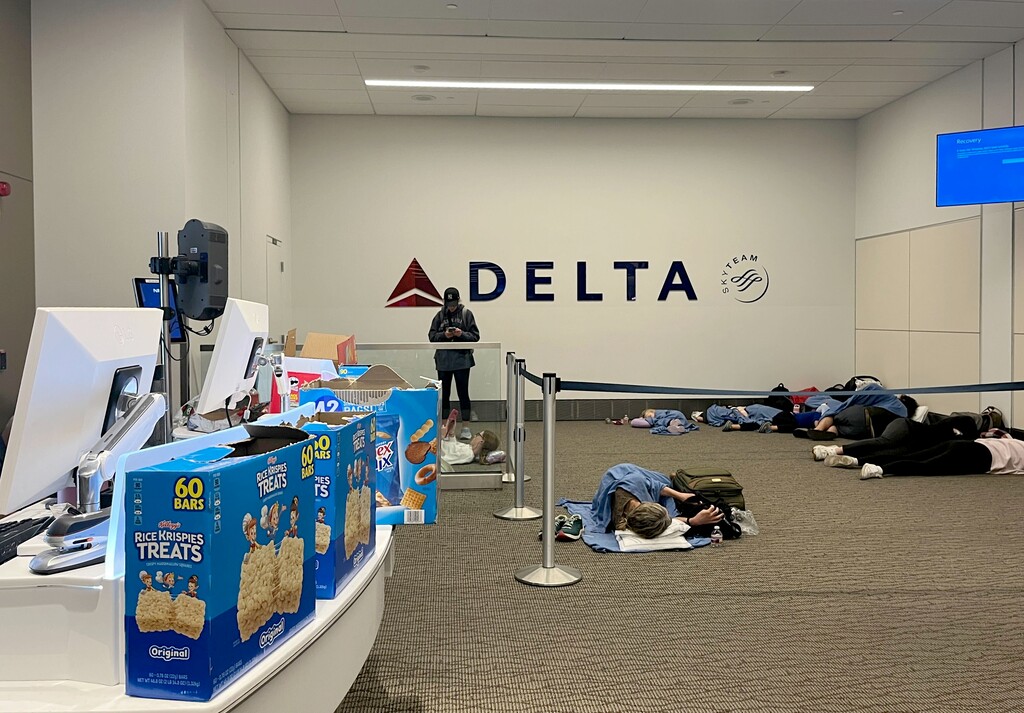 (Shannon Sollitt  |  The Salt Lake Tribune) Passengers get stranded at Salt Lake City International Airport on Friday, July 19, 2024. A global information technology outage cancelled or delayed more than 100 flights at the airport in Salt Lake City early Friday that affected several airlines.