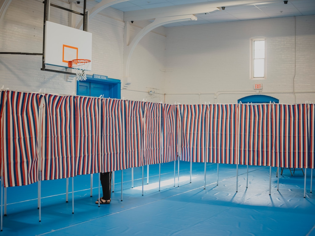 (John Tully | The New York Times) A voter at a polling location on primary election day in Concord, N.H., Sept. 8, 2026. Patagonia, the outdoor apparel company, is offering customers a financial incentive to encourage friends and family to make a plan to vote in the midterm elections.