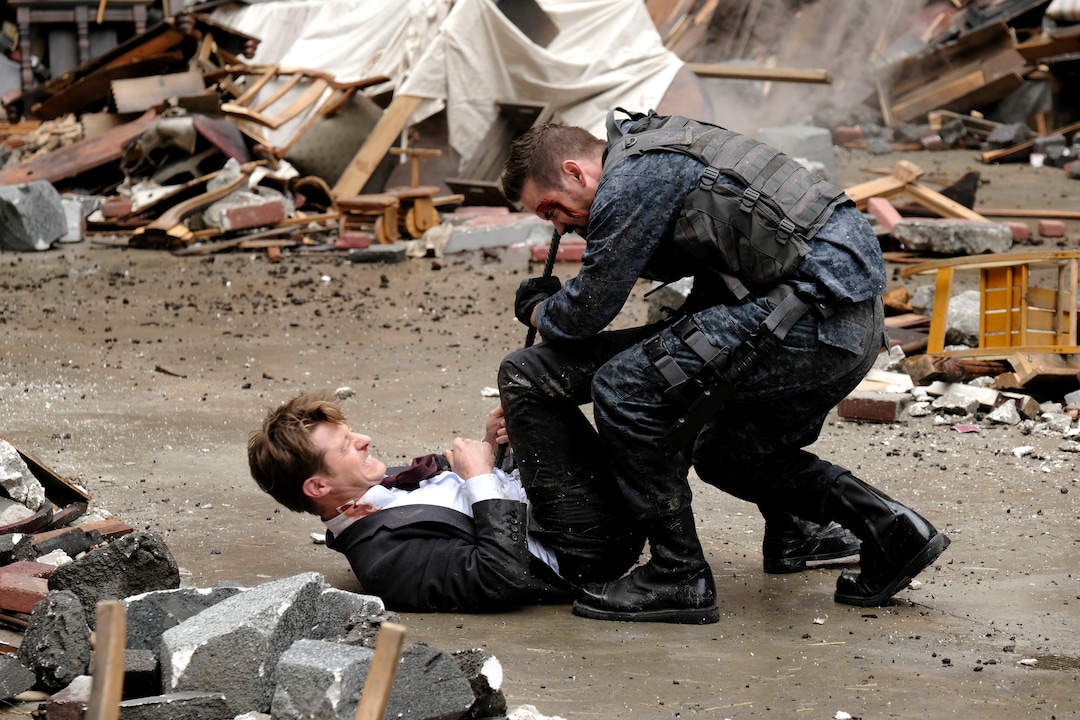 (Photo courtesy Fox) Ben McKenzie and Shane West in the "13 Stitches” episode of “Gotham.”