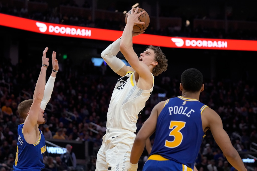 Utah Jazz forward Lauri Markkanen shoots between Golden State Warriors guard Donte DiVincenzo, left, and guard Jordan Poole (3) during the second half of an NBA basketball game in San Francisco, Wednesday, Dec. 28, 2022. (AP Photo/Jeff Chiu)
