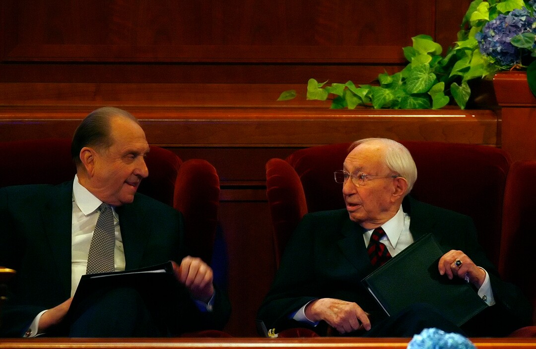 (Chris Detrick  |  The Salt Lake Tribune) President Gordon B. Hinckley talks with Thomas S. Monson after delivering his speech during the Semiannual General Conference in April 2007.