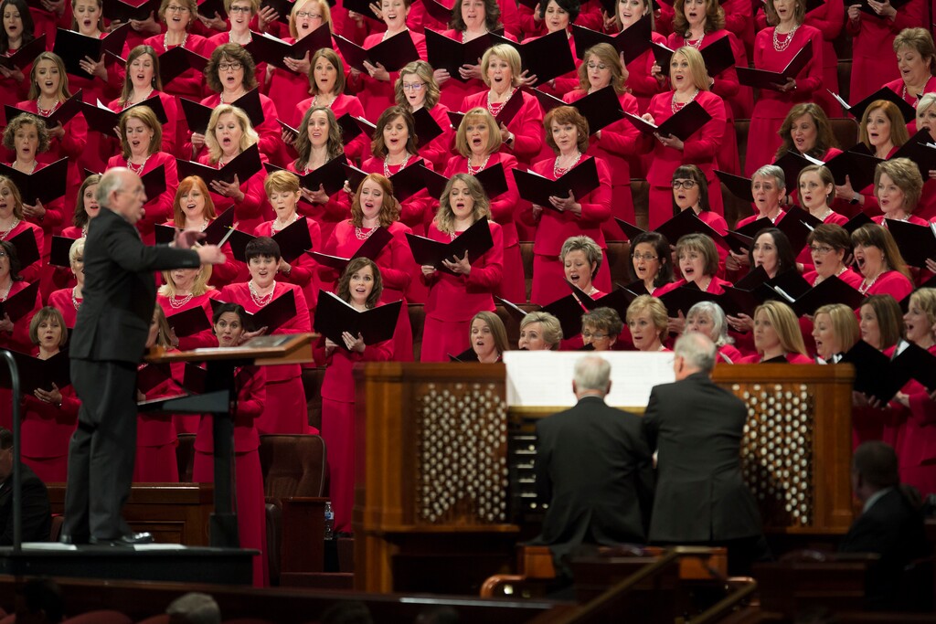 (Jeremy Harmon  |  The Salt Lake Tribune) The Mormon Tabernacle Choir sings at the end of the Sunday morning session of General Conference on April 1, 2018.