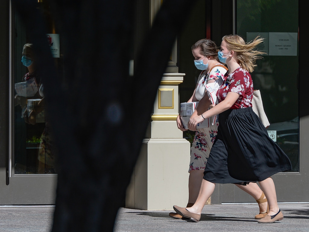 (Francisco Kjolseth | The Salt Lake Tribune) People wearing masks walk around downtown Salt Lake City on Friday, June 26, 2020.