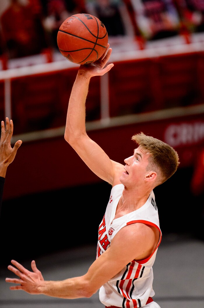 (Trent Nelson | The Salt Lake Tribune) Utah's Branden Carlson shoots as Utah hosts Washington, NCAA basketball in Salt Lake City on Thursday, Dec. 3, 2020.