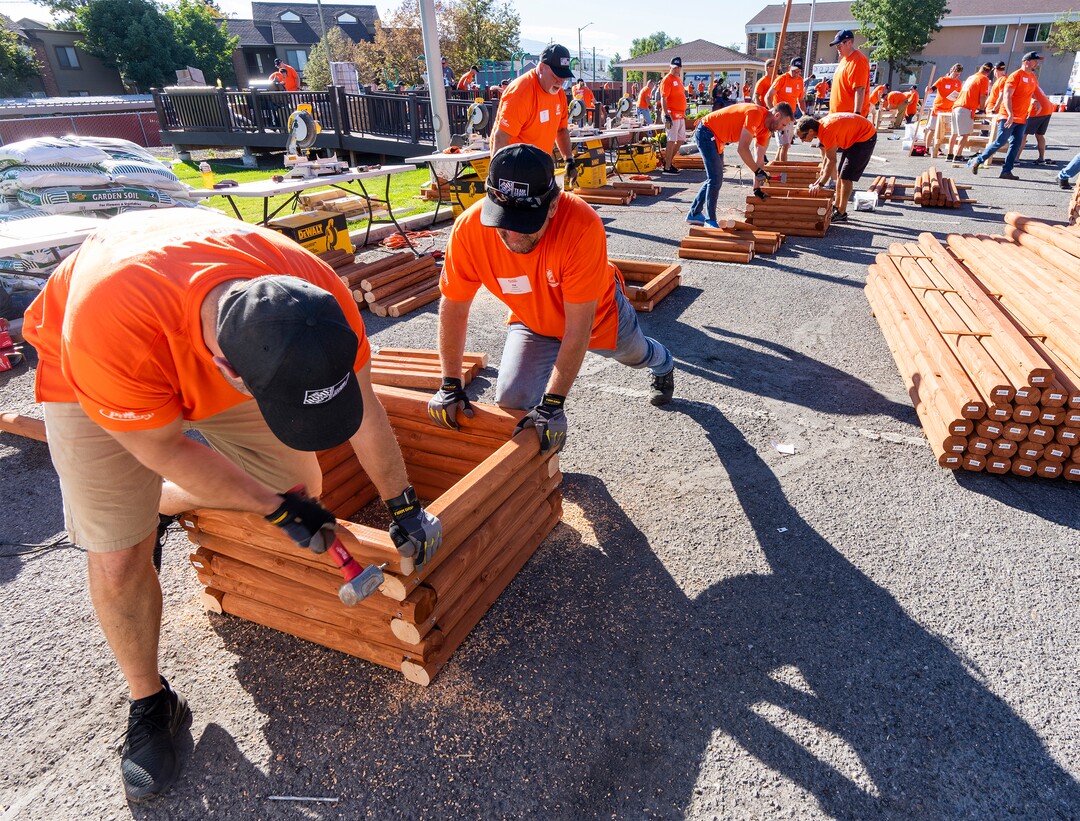 (Rick Egan | The Salt Lake Tribune) More than 600 volunteers, led by Home Depot employees, help spruce up the Sunrise Metro and Freedom Landing apartments in Salt Lake City on Wednesday, Sept. 21, 2022.