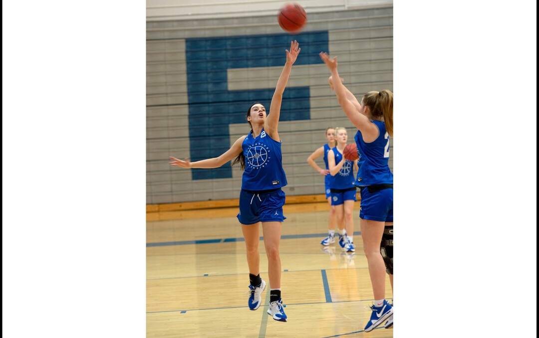 (Francisco Kjolseth  | The Salt Lake Tribune) Averee Porter stretches out for a block as the Fremont girls basketball holds practice on Wednesday, Feb. 24, 2021.