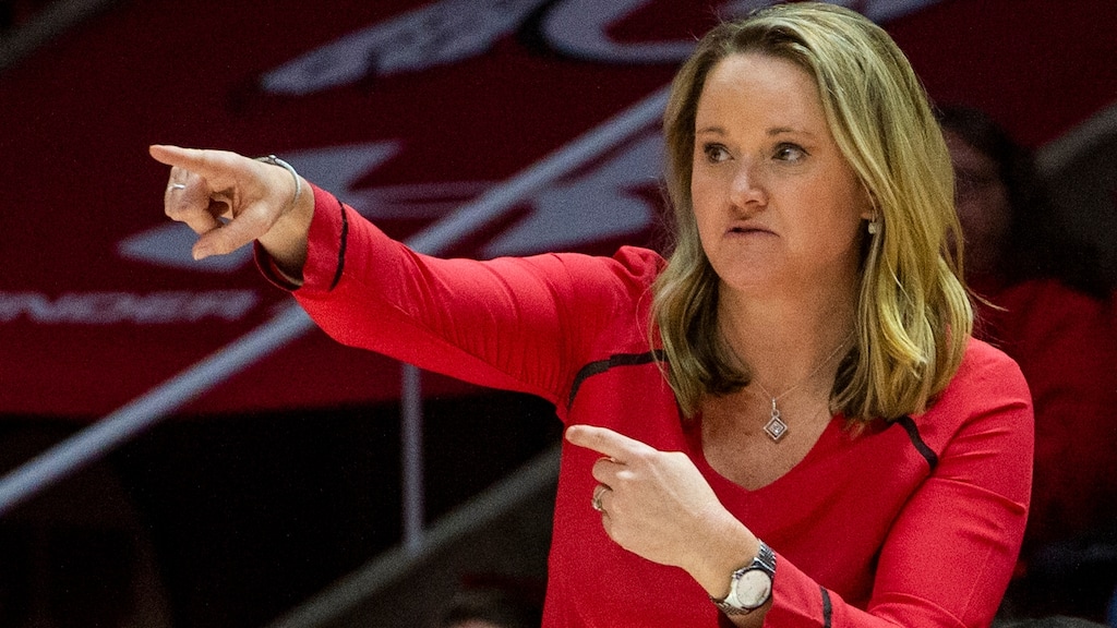 (Rick Egan  |  The Salt Lake Tribune)    Utah Utes head coach Lynne Roberts gives instructions to her players, in PAC-12 basketball action between the Utah Utes and the Stanford Cardinals at the Jon M. Huntsman Center, Friday, February 14, 2020.
