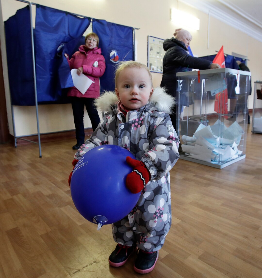 A child plays at a polling station during presidential elections in St.Petersburg, Russia, Sunday, March 18, 2018. Russians are voting in a presidential election in which Vladimir Putin is seeking a fourth term in the Kremlin. (AP Photo/Dmitri Lovetsky)