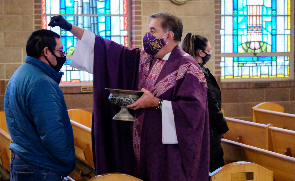 (Francisco Kjolseth | The Salt Lake Tribune) The Rev. Roberto Montoro celebrates Mass on Ash Wednesday as the first day of Lent at Sacred Heart Church in Salt Lake City on Wednesday, Feb. 17, 2021. Instead of making a sign of the cross on people's foreheads, Montoro sprinkles ashes on top of congregants' heads due to the coronavirus pandemic.