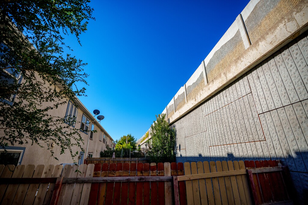 (Trent Nelson  |  The Salt Lake Tribune) Homes next to Interstate 15 along Edmonds Place in Salt Lake City on Thursday, Sept. 25, 2025.