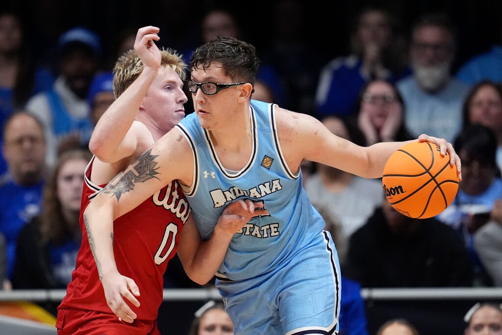 Indiana State center Robbie Avila drives around Utah guard Hunter Erickson (0) in the second half of an NCAA college basketball game in the semifinals of the NIT, Tuesday, April 2, 2024, in Indianapolis. Indiana State won 100-90. (AP Photo/Michael Conroy)
