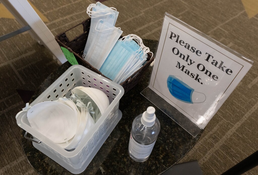 (Francisco Kjolseth | The Salt Lake Tribune) Millcreek Community Library at 2266 E. Evergreen Ave. offers patrons N95 masks on Saturday, Jan. 8, 2022.