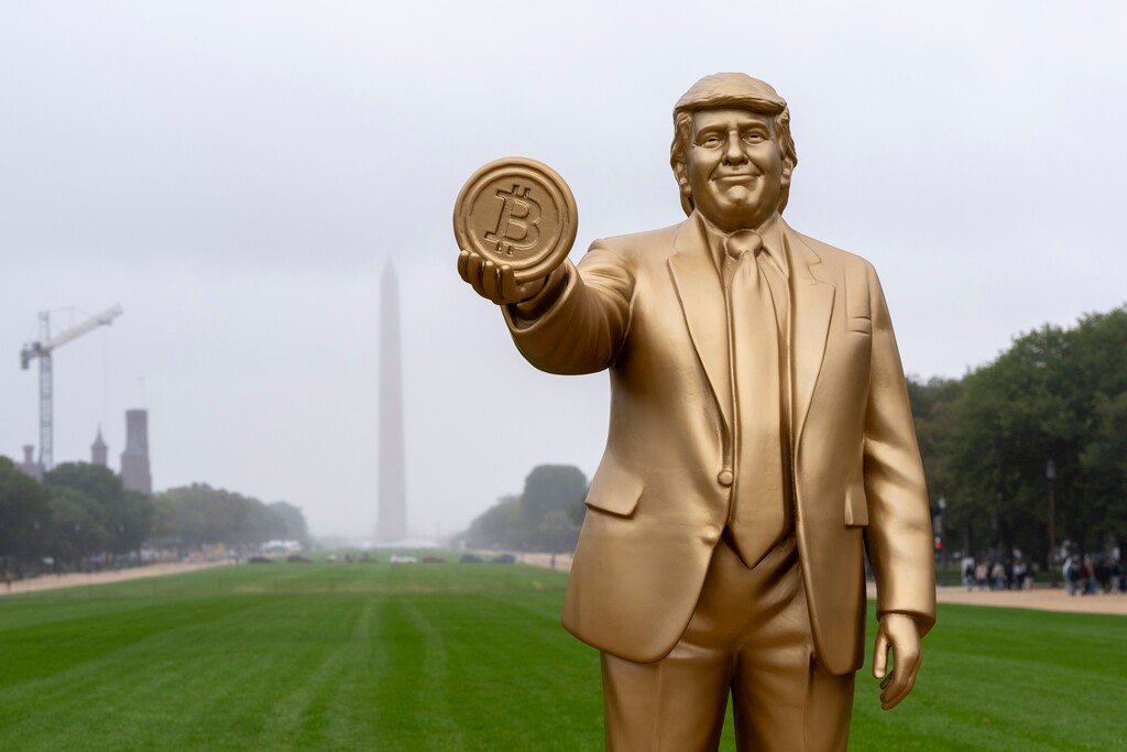 A statue of President Donald Trump holding a bitcoin in recognition of his support for cryptocurrency is displayed on the National Mall with the Washington Monument behind, Wednesday, Sept. 17, 2025, in Washington. (AP Photo/Alex Brandon)