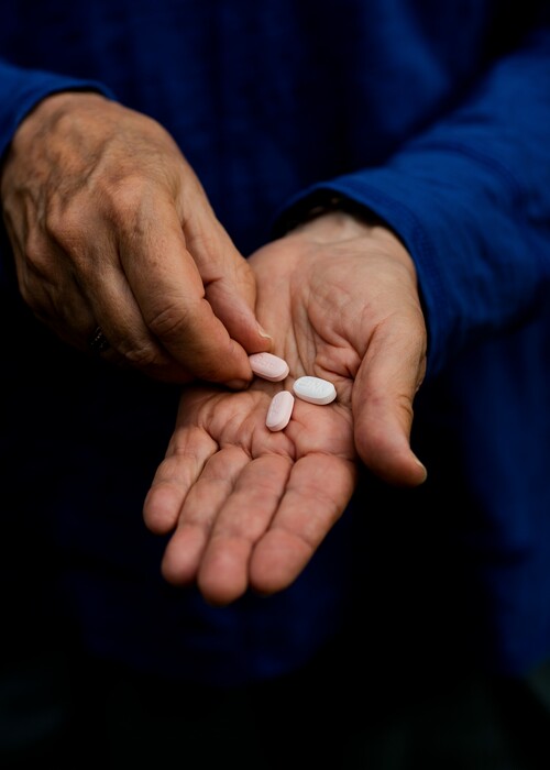 (Alex Welsh | The New York Times)
A patient with Paxlovid medication in Santa Barbara, Calif., Jan. 6, 2021.