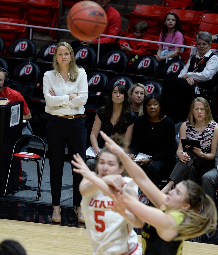 Scott Sommerdorf | The Salt Lake TribuneUtah Utes head coach Lynne Roberts watches Utah Utes center Megan Huff (5) pass during second half play. Oregon defeated Utah 84-68, Sunday, January 28, 2018.
