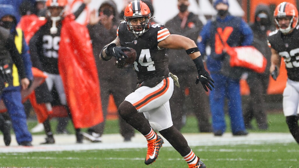Cleveland Browns linebacker Sione Takitaki (44) returns an interception for a touchdown during the first half of an NFL football game against the Philadelphia Eagles, Sunday, Nov. 22, 2020, in Cleveland. (AP Photo/Ron Schwane)