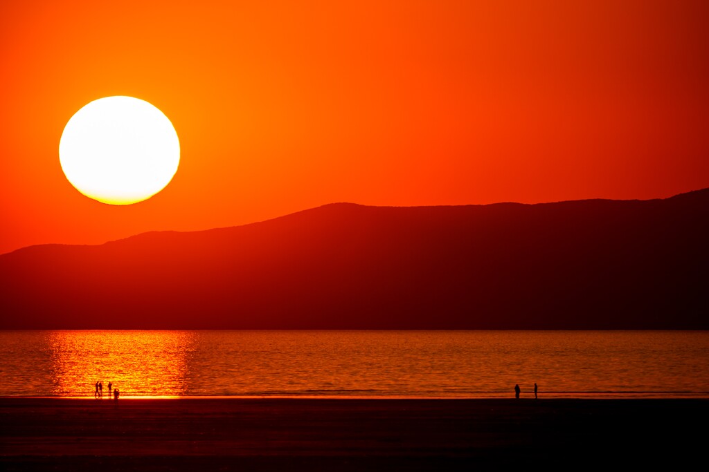 (Trent Nelson | The Salt Lake Tribune) Sunset on the shore of the Great Salt Lake in September 2024.