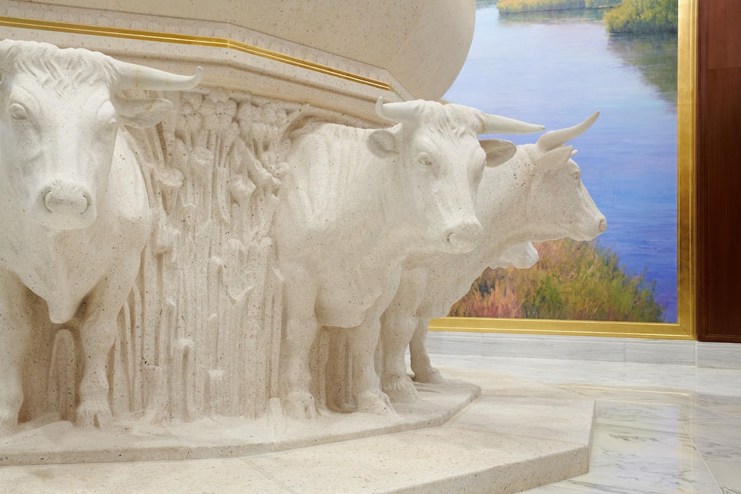 (The Church of Jesus Christ of Latter-day Saints) Terrazzo oxen form the foundation of the baptismal font in the Washington D.C. Temple.