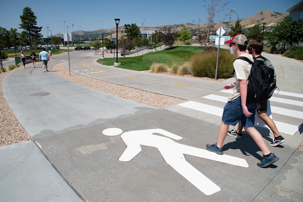 (Francisco Kjolseth  |  The Salt Lake Tribune) Students walk on the University of Utah campus on Thursday, August 27, 2020.