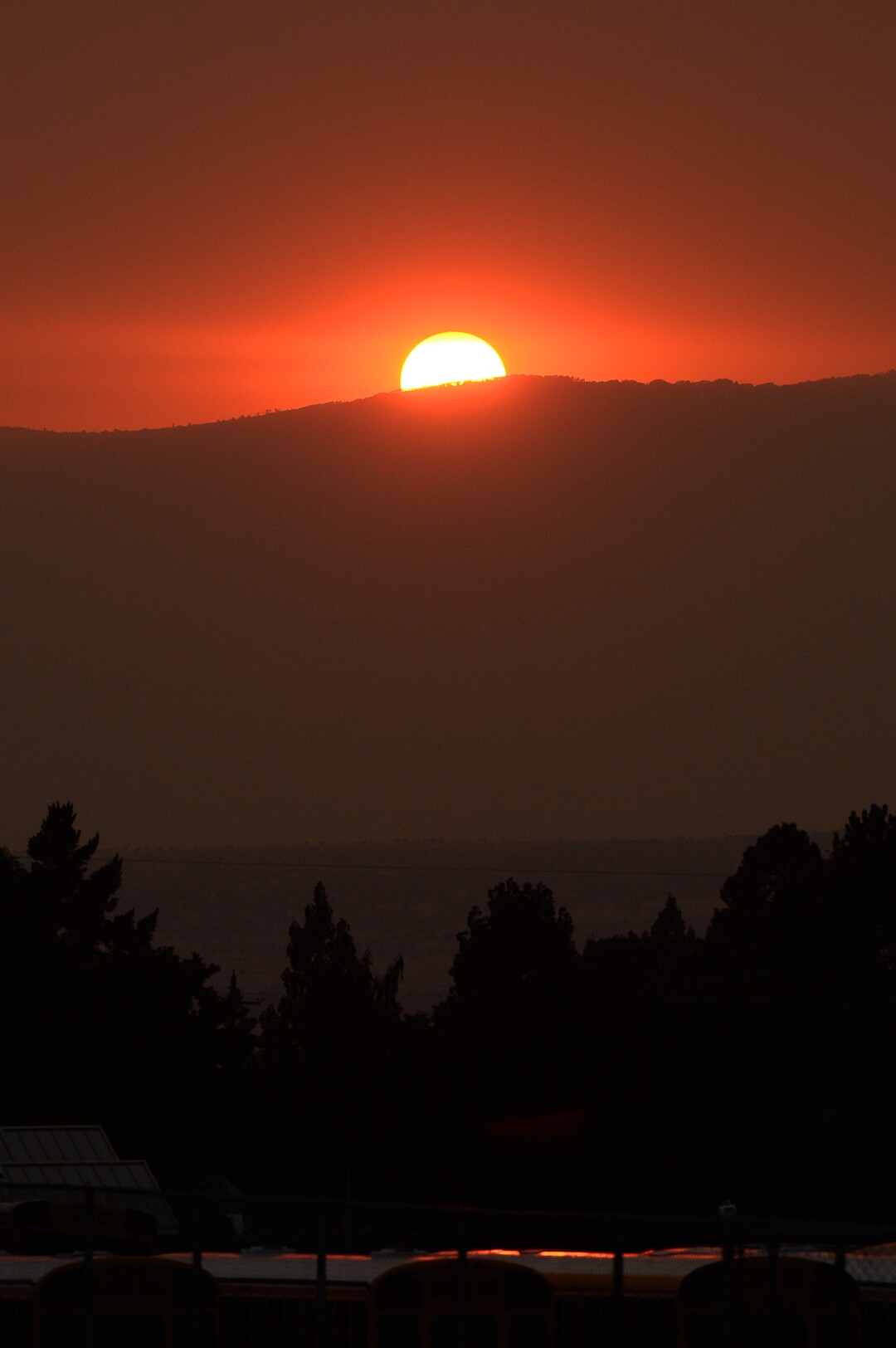 (Francisco Kjolseth  |  The Salt Lake Tribune)  The sun sets over the community of Mt. Pleasant under heavy smoke conditions following a meeting with community members at North Sanpete High School in Mt Pleasant on Thursday, Aug. 9, 2018, to get an update on the Coal Hollow and Hill Top Fires currently burning.
