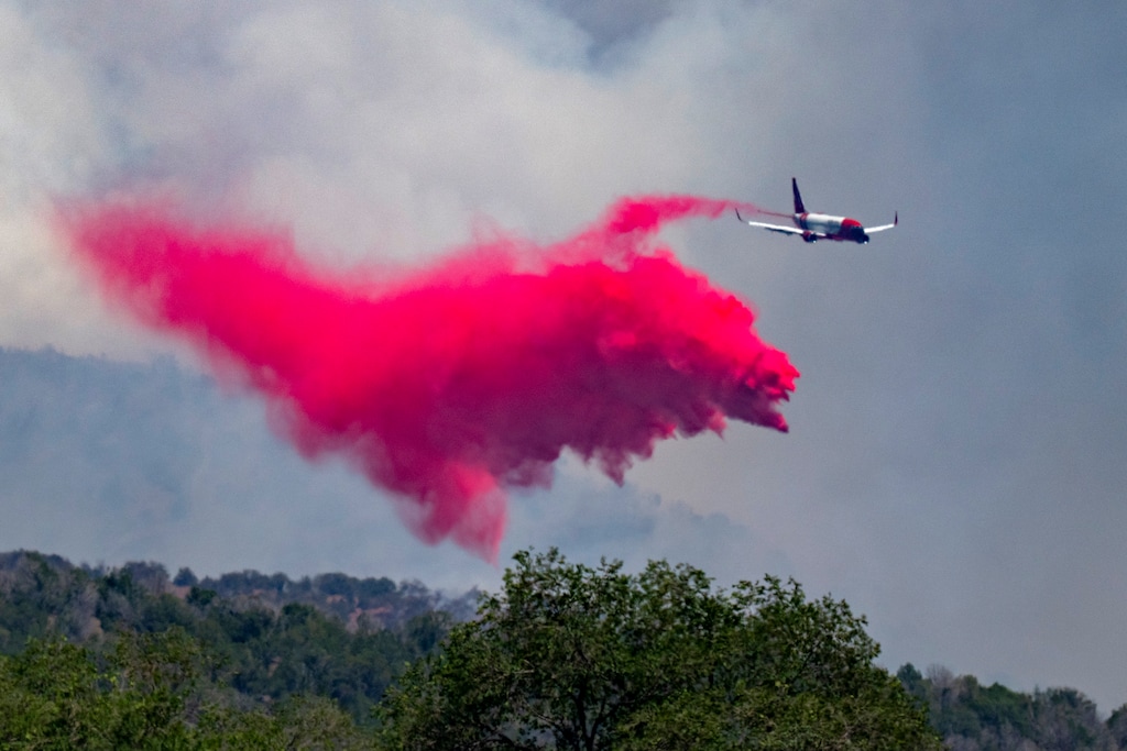 (Rick Egan | The Salt Lake Tribune) A plane drops fire retardant on the Widemouth 2 Fire, on Monday, Aug. 3, 2026.

